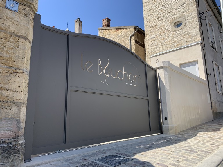 Portails sur mesure à Beaune, Dijon et Seurre : design, sécurité et motorisation intelligente